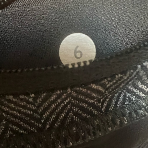 Lululemon Houndstooth Size 6 Cropped Leggings in Black and Grey - Picture 6 of 8